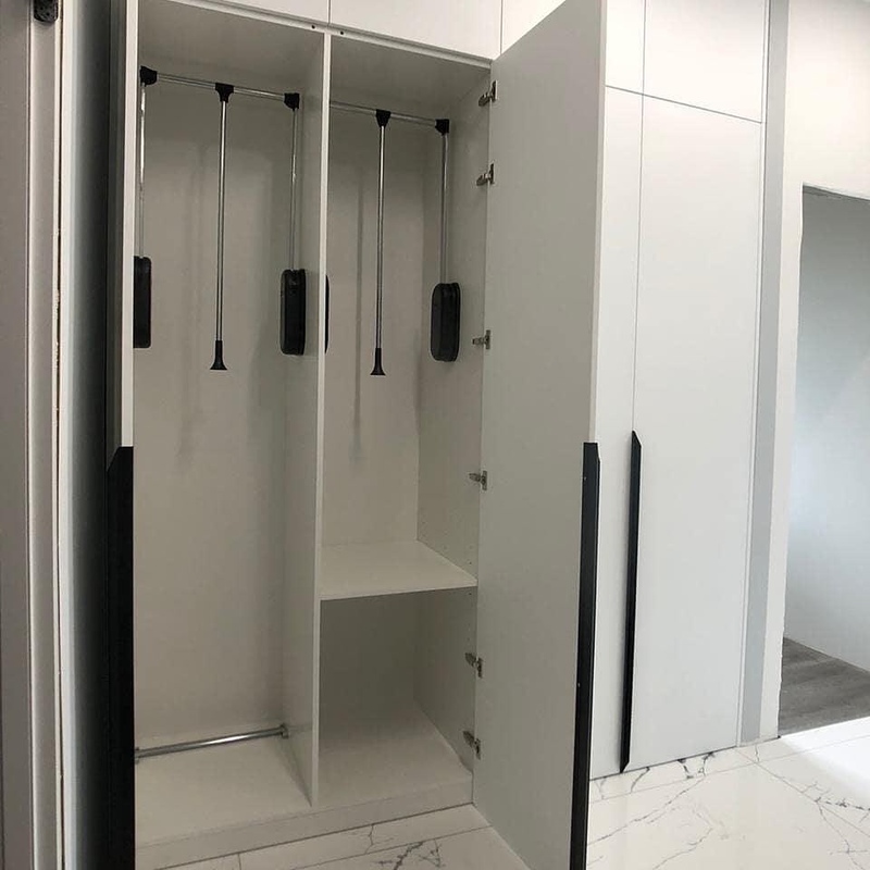 Встроенные распашные шкафы-Белый встроенный распашной шкаф «Модель 47»-фото3